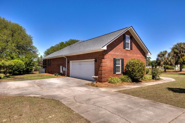 25 Plantation Drive, Manning, SC 29102