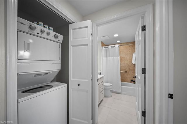 221 9th ST S 313, Naples, FL 34102