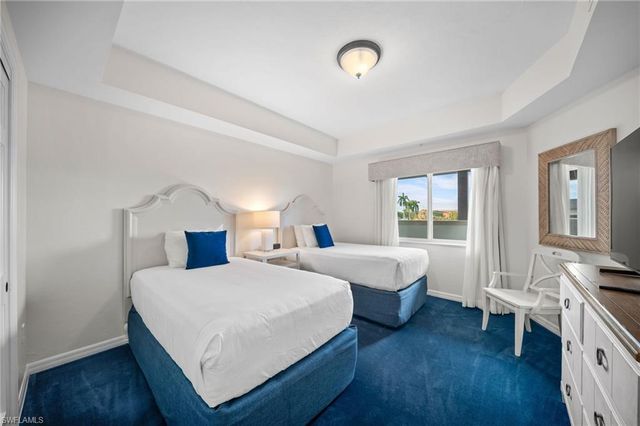 221 9th ST S 313, Naples, FL 34102