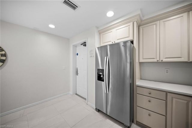 221 9th ST S 313, Naples, FL 34102