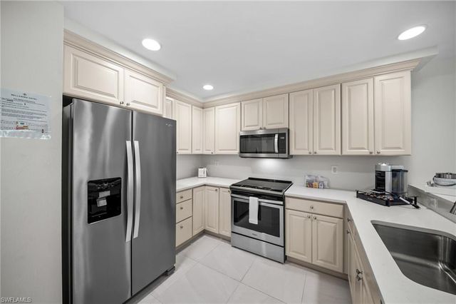 221 9th ST S 313, Naples, FL 34102