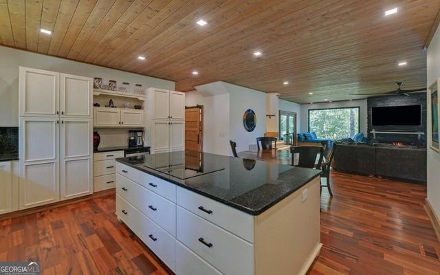 675 Freedom Hgt, Hartwell, GA 30643