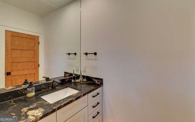 675 Freedom Hgt, Hartwell, GA 30643