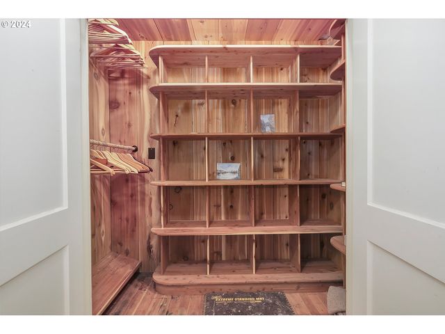 27740 E WELCHES Rd, Welches, OR 97067