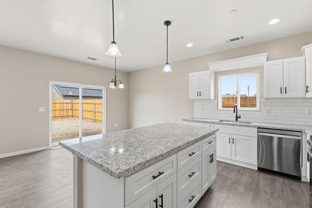 Image 11 of property listing at 3446 E Grove Avenue, Visalia, CA 93292