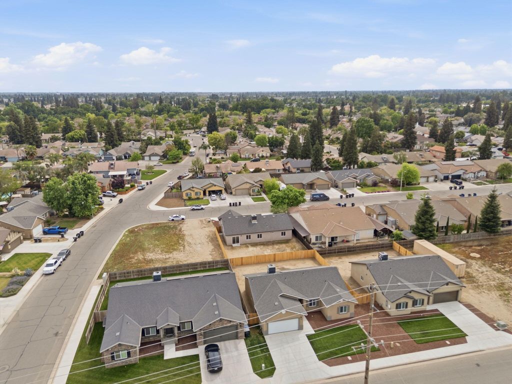 Image 39 of property listing at 3446 E Grove Avenue, Visalia, CA 93292