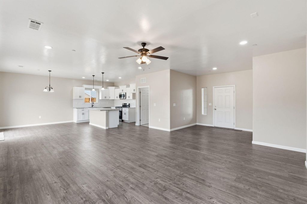 Image 5 of property listing at 3446 E Grove Avenue, Visalia, CA 93292
