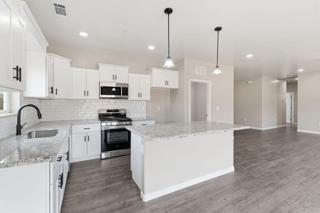 Image 7 of property listing at 3446 E Grove Avenue, Visalia, CA 93292