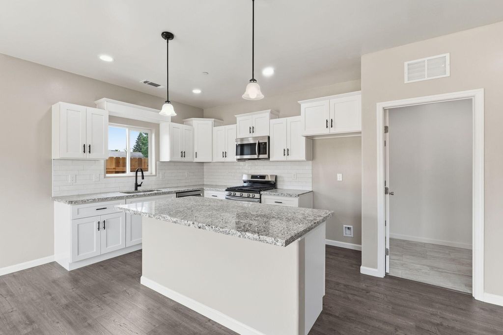 Image 8 of property listing at 3446 E Grove Avenue, Visalia, CA 93292