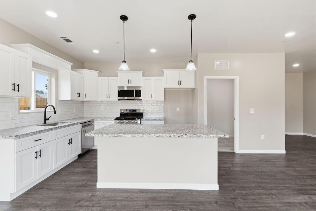 Image 9 of property listing at 3446 E Grove Avenue, Visalia, CA 93292
