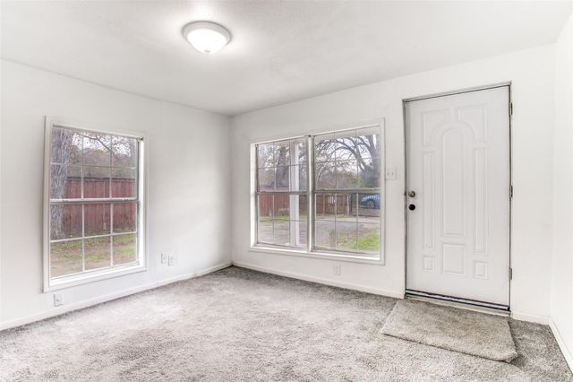 2402 N Winnetka Avenue, Dallas, TX 75212