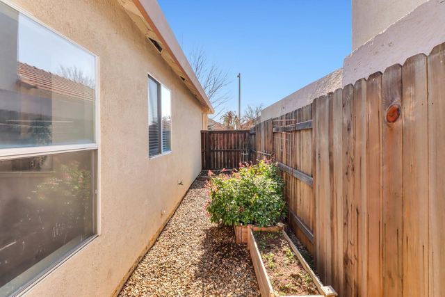 1231 Arbor Dr, Roseville, CA 95678