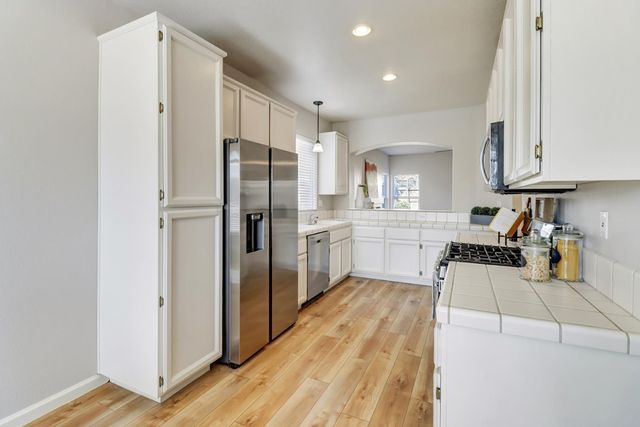 1231 Arbor Dr, Roseville, CA 95678