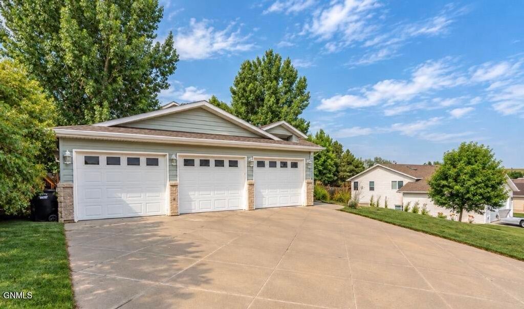 910 Mahone Avenue, Bismarck, ND 58503 photo 2
