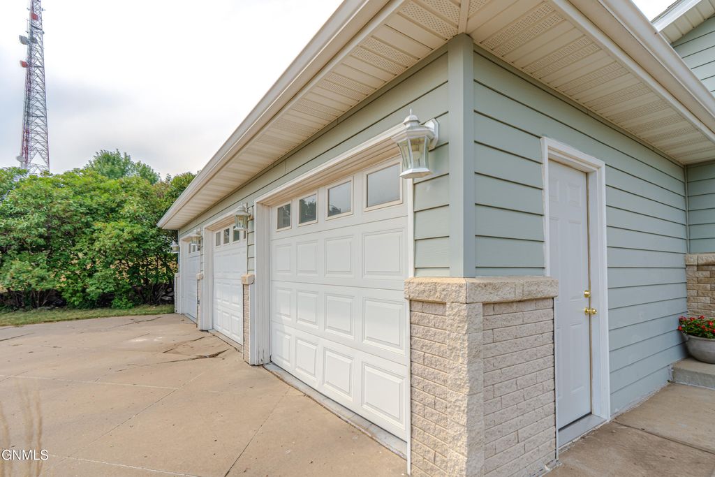 910 Mahone Avenue, Bismarck, ND 58503 photo 4