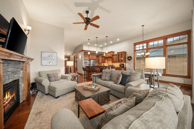 8926 E Courtview Ln, Spokane, WA 99217