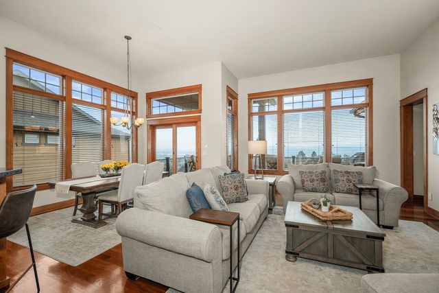 8926 E Courtview Ln, Spokane, WA 99217