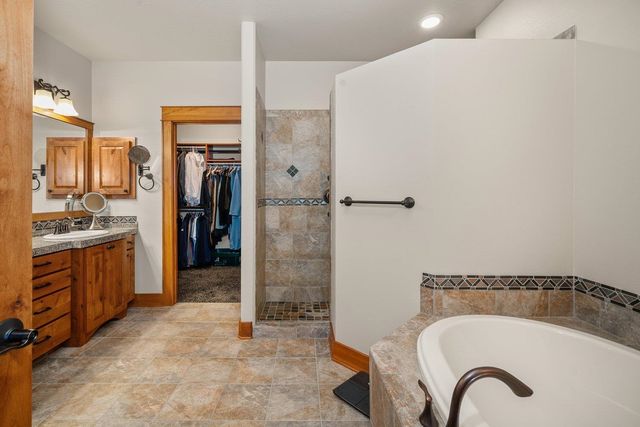 8926 E Courtview Ln, Spokane, WA 99217