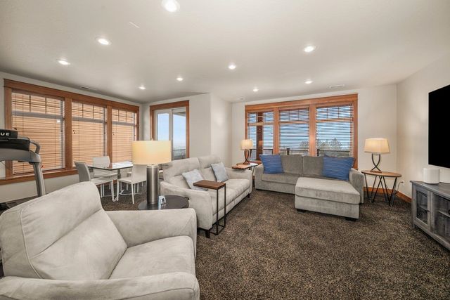 8926 E Courtview Ln, Spokane, WA 99217