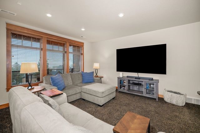 8926 E Courtview Ln, Spokane, WA 99217