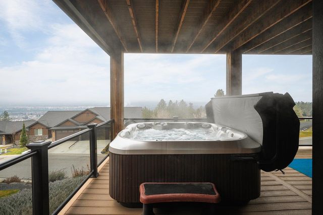 8926 E Courtview Ln, Spokane, WA 99217