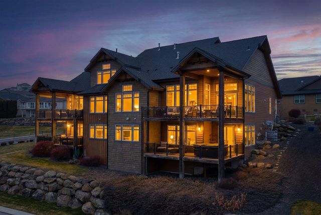 8926 E Courtview Ln, Spokane, WA 99217