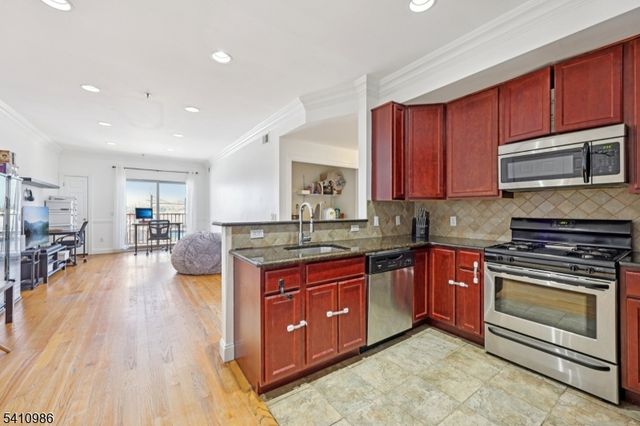 15 Tichenor Ln 407, Newark City, NJ 07114