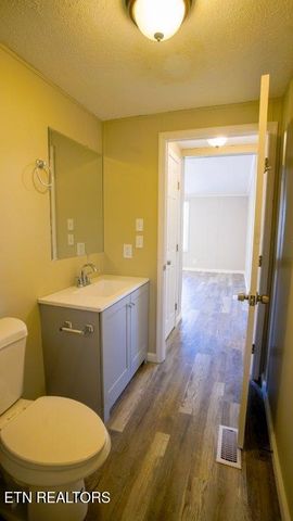 1121 Army St, Knoxville, TN 37920