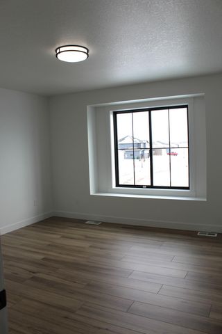 959 50th Avenue W, West Fargo, ND 58078