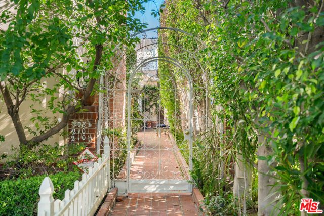 208 S El Camino Drive, Beverly Hills, CA 90212