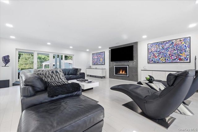 5 Meadow Gate W, Saint James, NY 11780