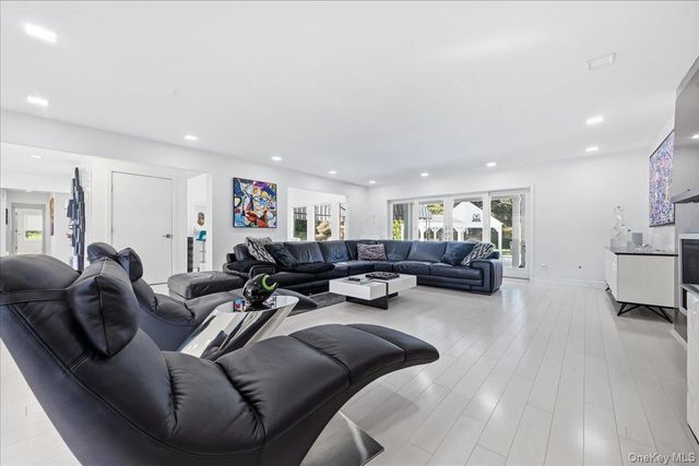 5 Meadow Gate W, Saint James, NY 11780