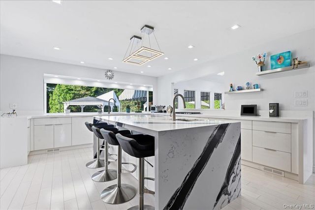 5 Meadow Gate W, Saint James, NY 11780
