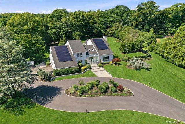 5 Meadow Gate W, Saint James, NY 11780