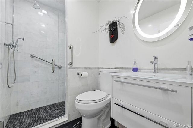 5 Meadow Gate W, Saint James, NY 11780