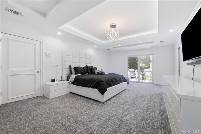 5 Meadow Gate W, Saint James, NY 11780