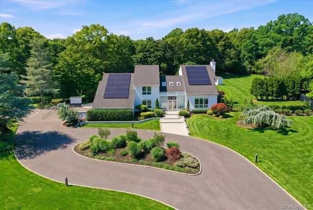 5 Meadow Gate W, Saint James, NY 11780