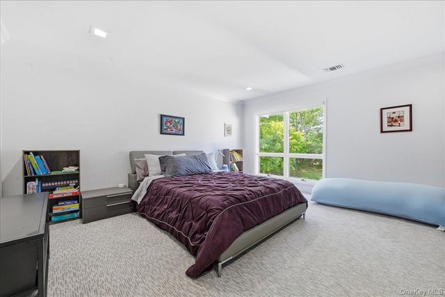 5 Meadow Gate W, Saint James, NY 11780