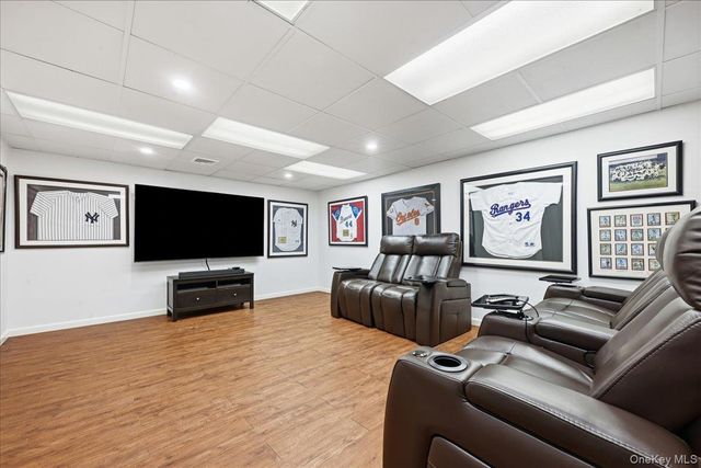 5 Meadow Gate W, Saint James, NY 11780