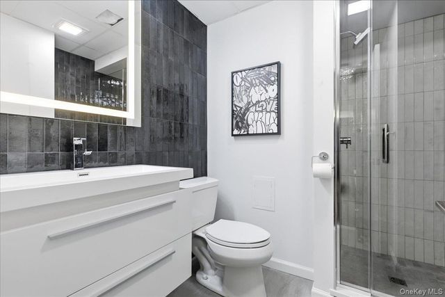 5 Meadow Gate W, Saint James, NY 11780