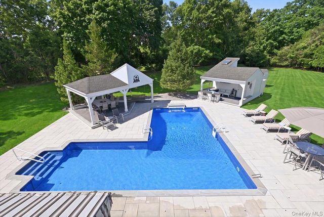 5 Meadow Gate W, Saint James, NY 11780
