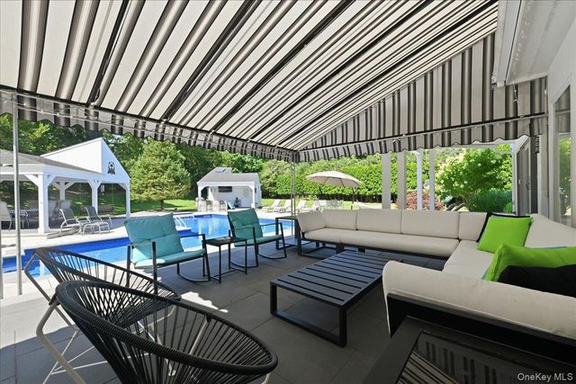 5 Meadow Gate W, Saint James, NY 11780