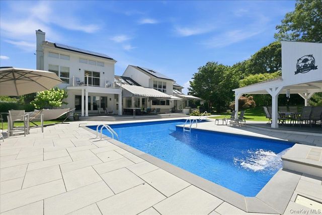 5 Meadow Gate W, Saint James, NY 11780