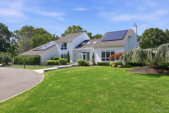 5 Meadow Gate W, Saint James, NY 11780