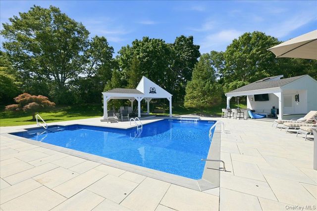 5 Meadow Gate W, Saint James, NY 11780