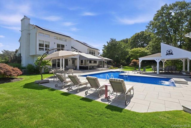5 Meadow Gate W, Saint James, NY 11780