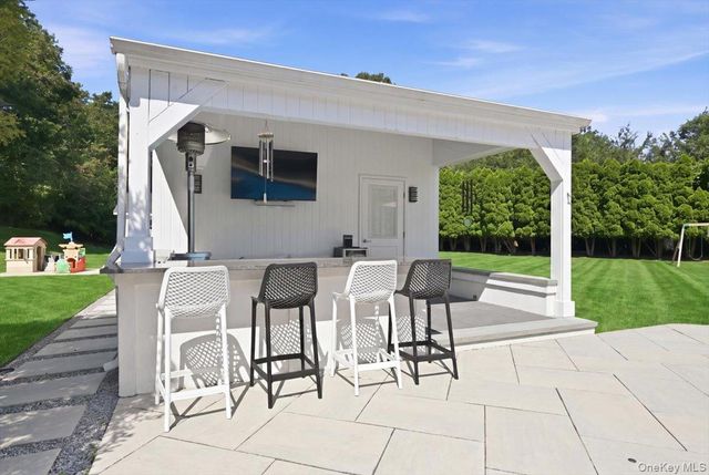 5 Meadow Gate W, Saint James, NY 11780