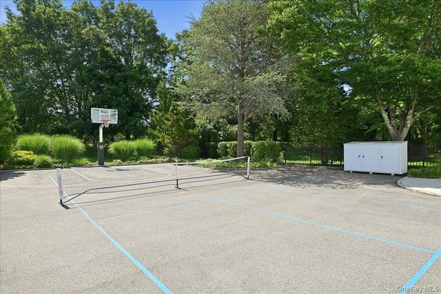 5 Meadow Gate W, Saint James, NY 11780