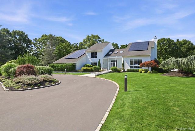 5 Meadow Gate W, Saint James, NY 11780