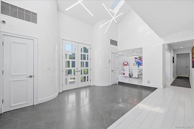 5 Meadow Gate W, Saint James, NY 11780